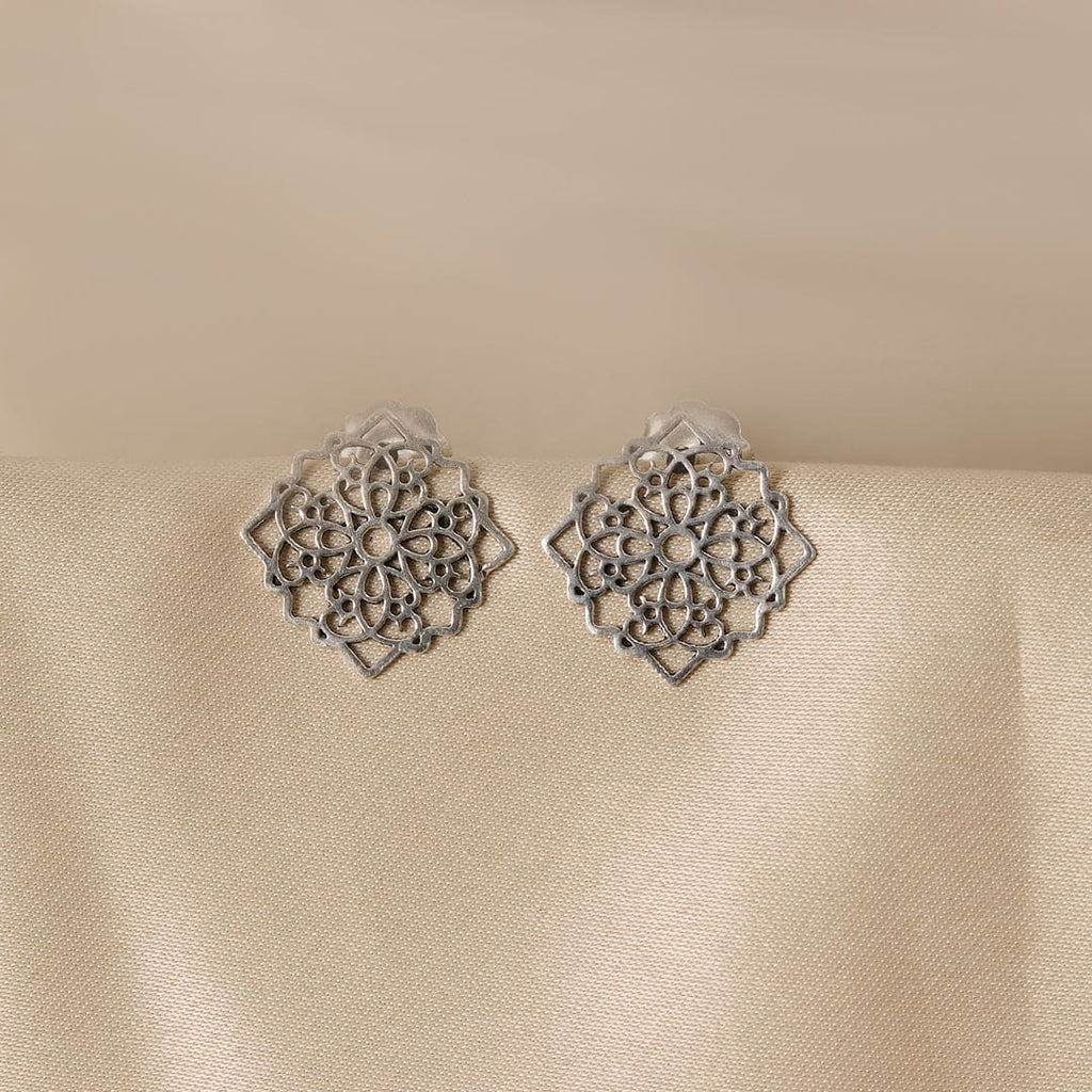 Cutwork Pattern Earrings-1