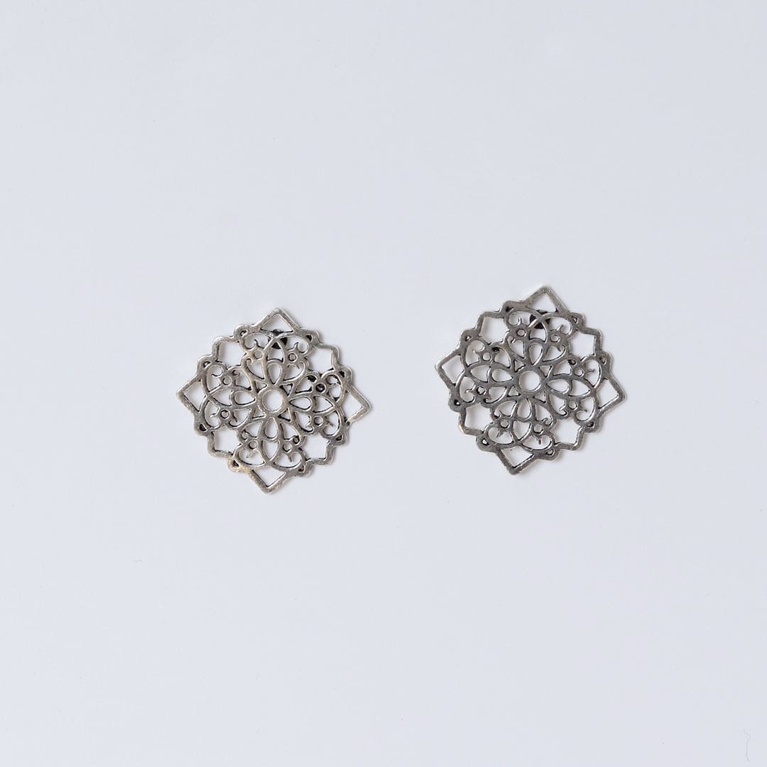 Cutwork Pattern Earrings-4